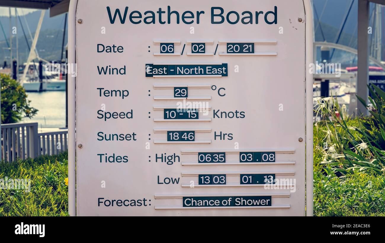 Un panneau météorologique dans une marina indiquant les détails et les prévisions pour ce jour Banque D'Images