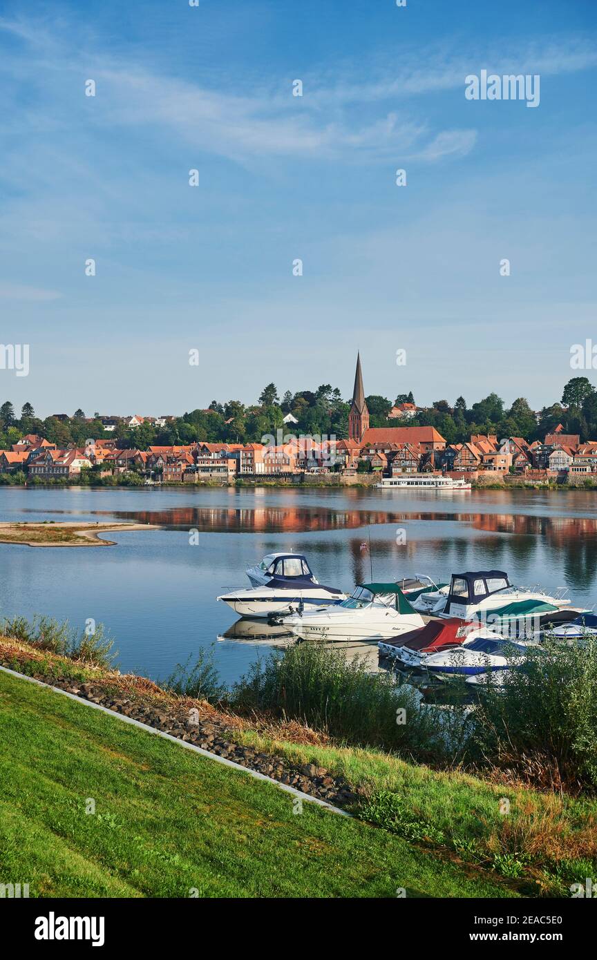 Paysage fluvial, Elbtalaue en Basse-Saxe, Allemagne, réserve de biosphère, port de Hohnstorf avec vue sur la vieille ville de Lauenburg en Schleswig-Holstein, format portrait Banque D'Images