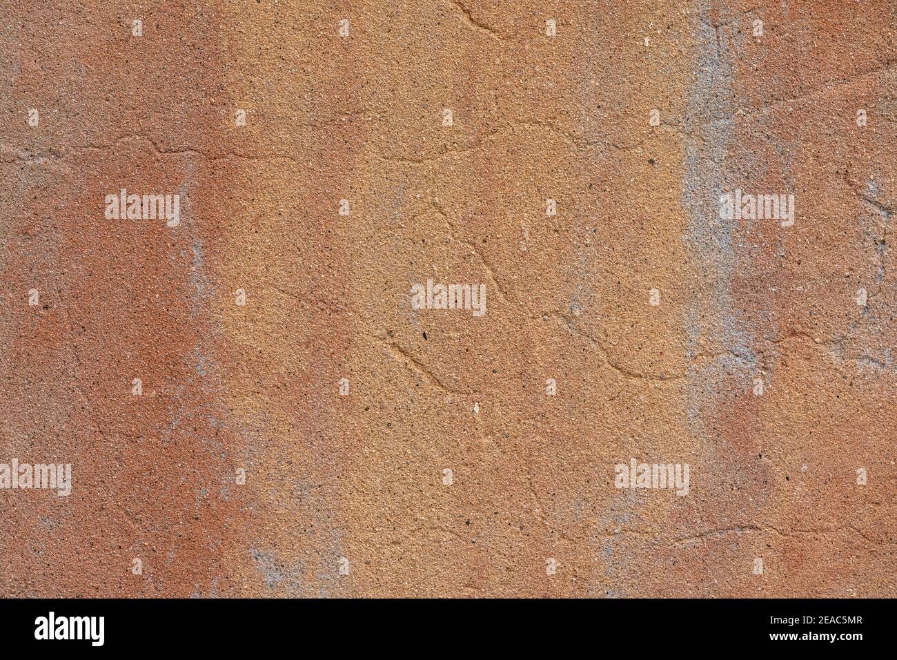 Image de gros plan horizontale d'un mur en stuc fissuré peint dans des couleurs de style sud-ouest, une image utile pour l'espace de copie. Banque D'Images