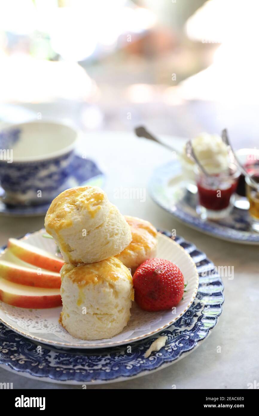 Des scones avec de la confiture et du thé anglais dessert au four Banque D'Images