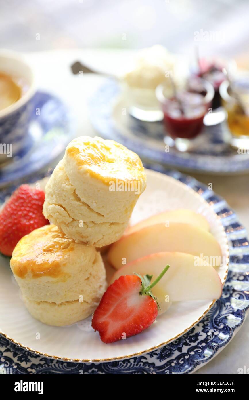 Des scones avec de la confiture et du thé anglais dessert au four Banque D'Images