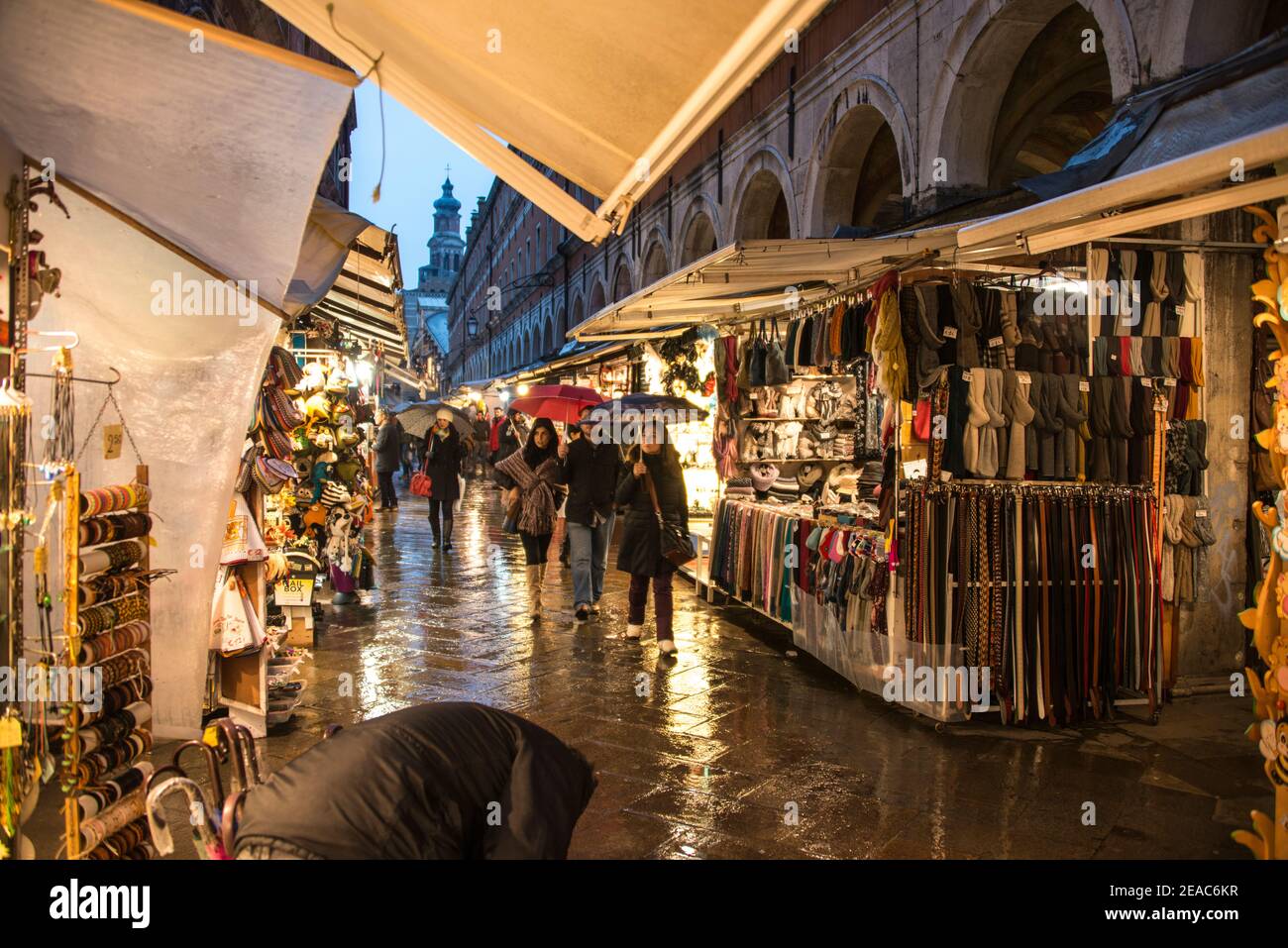 Marché de souvenirs illuminé sous la pluie, Venise Banque D'Images