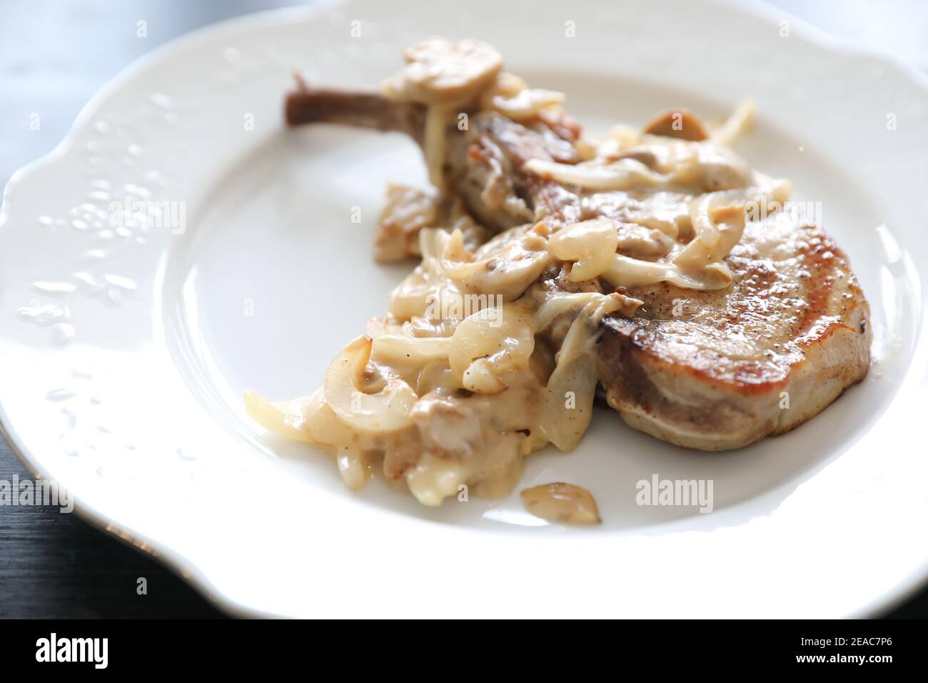 Côte de porc sauce aux champignons Banque D'Images