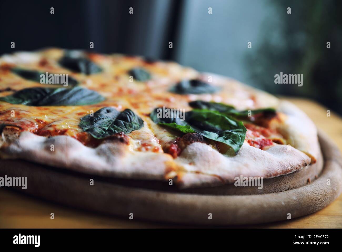 Pizza margherita , pizza italienne aux tomates , basilic et fromage mozzarella sur fond de bois Banque D'Images
