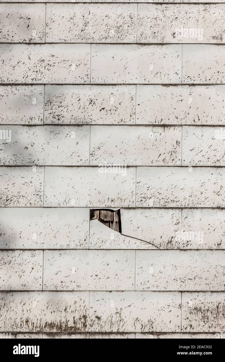 Les anciennes assiettes Eternit sur un mur de maison Banque D'Images