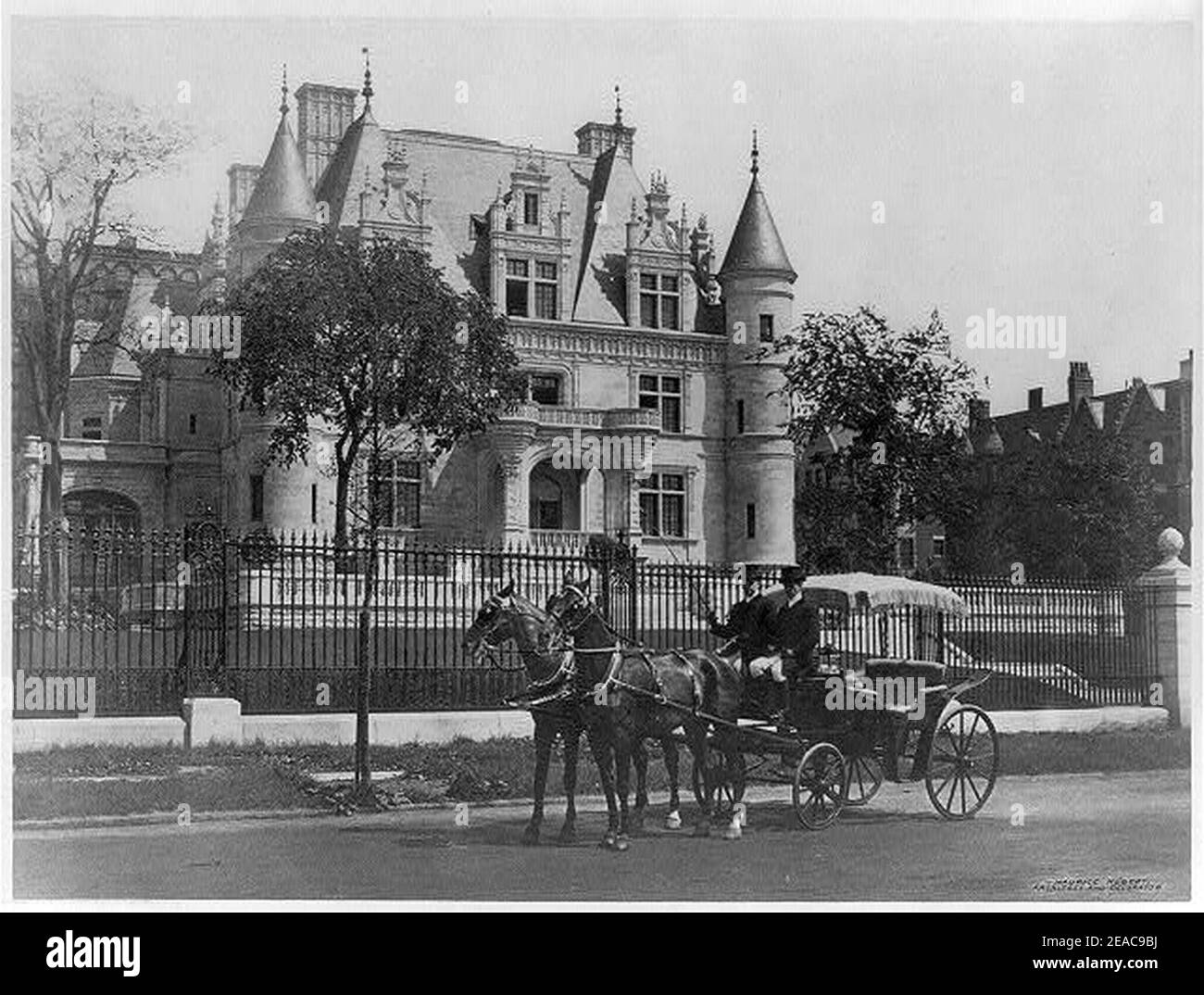 New York (ville) - Riverside Drive - ''on the Hudson'', le manoir de style Renaissance française de C.M. Schwab- façade avec porche; calèche en premier plan Banque D'Images