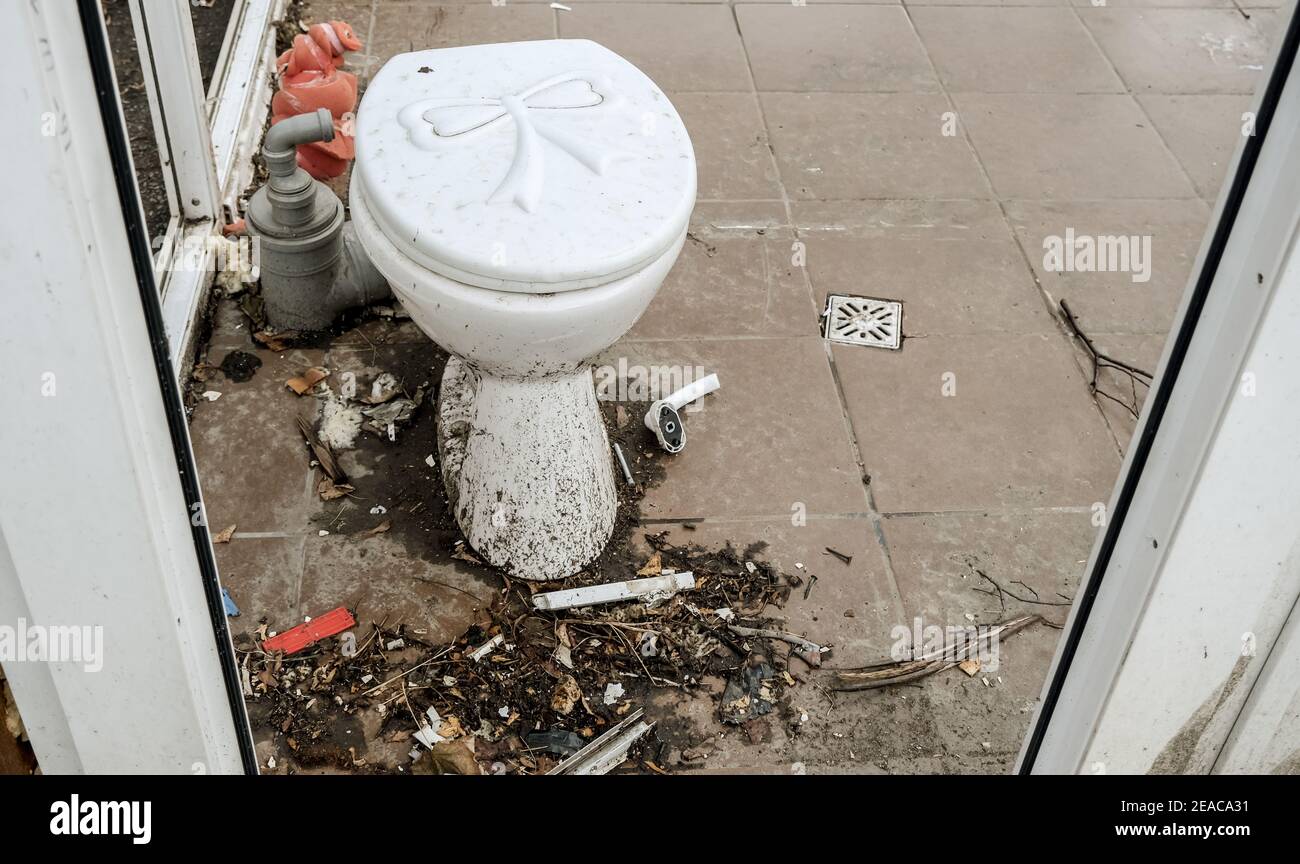 siège de toilette dans un espace abandonné avec des ordures Photo Stock -  Alamy