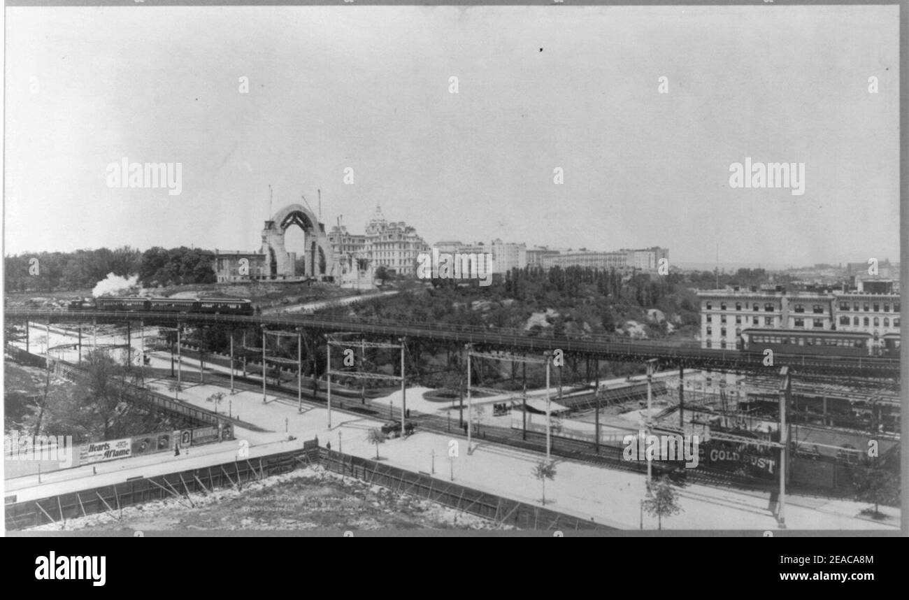 New York City- Morningside Park et Cathedral Heights, montrant la construction de la cathédrale Saint-Jean-le-Divin; train surélevé à fg. Banque D'Images