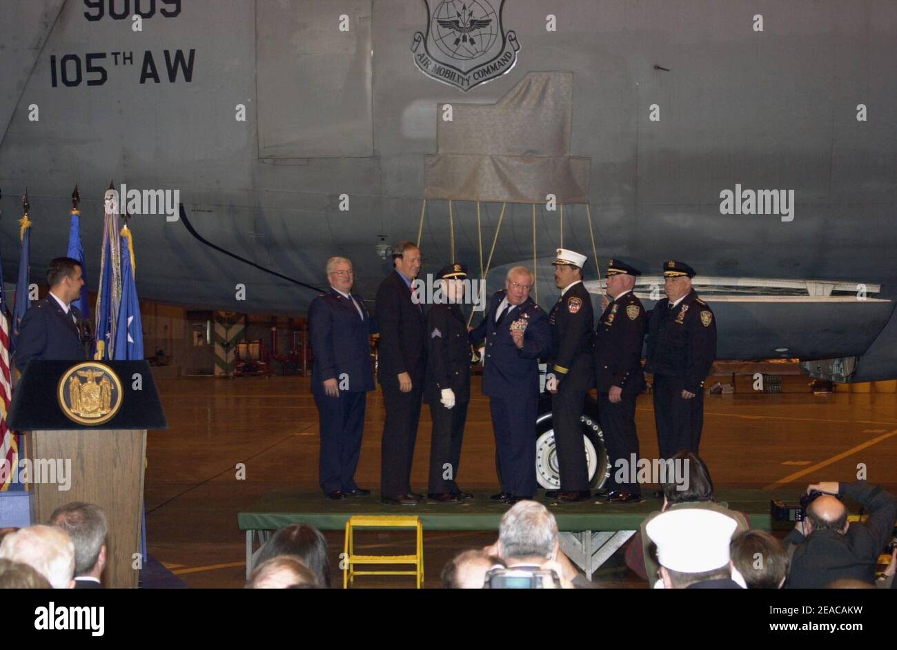 Les dirigeants de New York se préparent à dévoiler les œuvres d'art peintes sur le nez d'un avion Galaxy C-5A de l'USAF. Banque D'Images