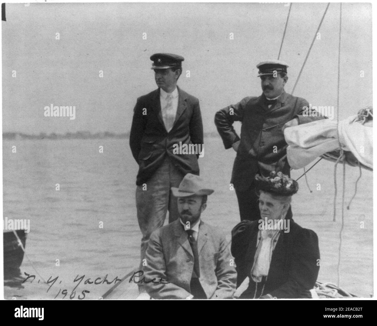 New York Yacht Club, Oyster Bay, L.I., 1905- 2 hommes avec homme et femme regardant la course de yacht Banque D'Images
