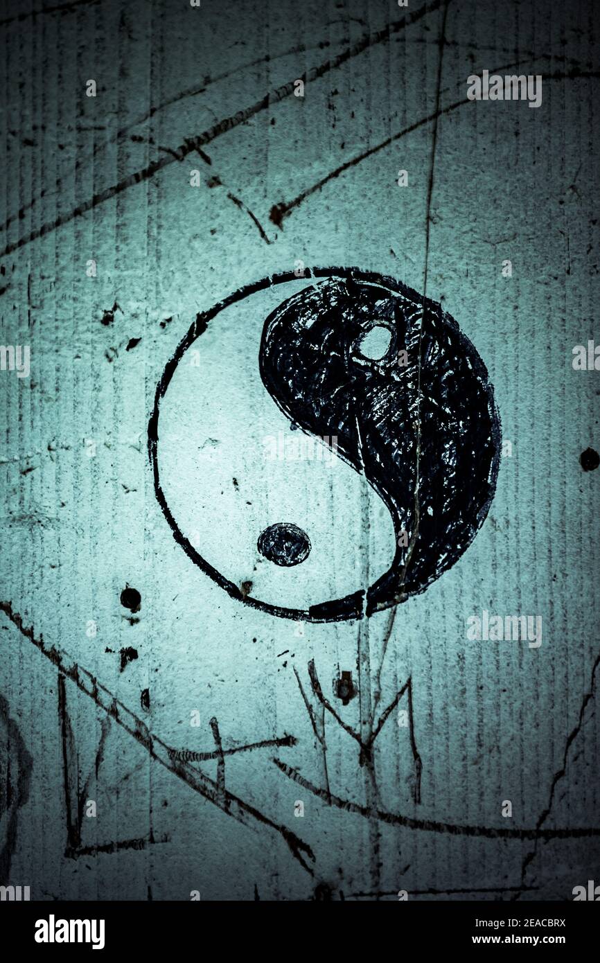 Signes Yin et Yang sur un mur en béton Banque D'Images