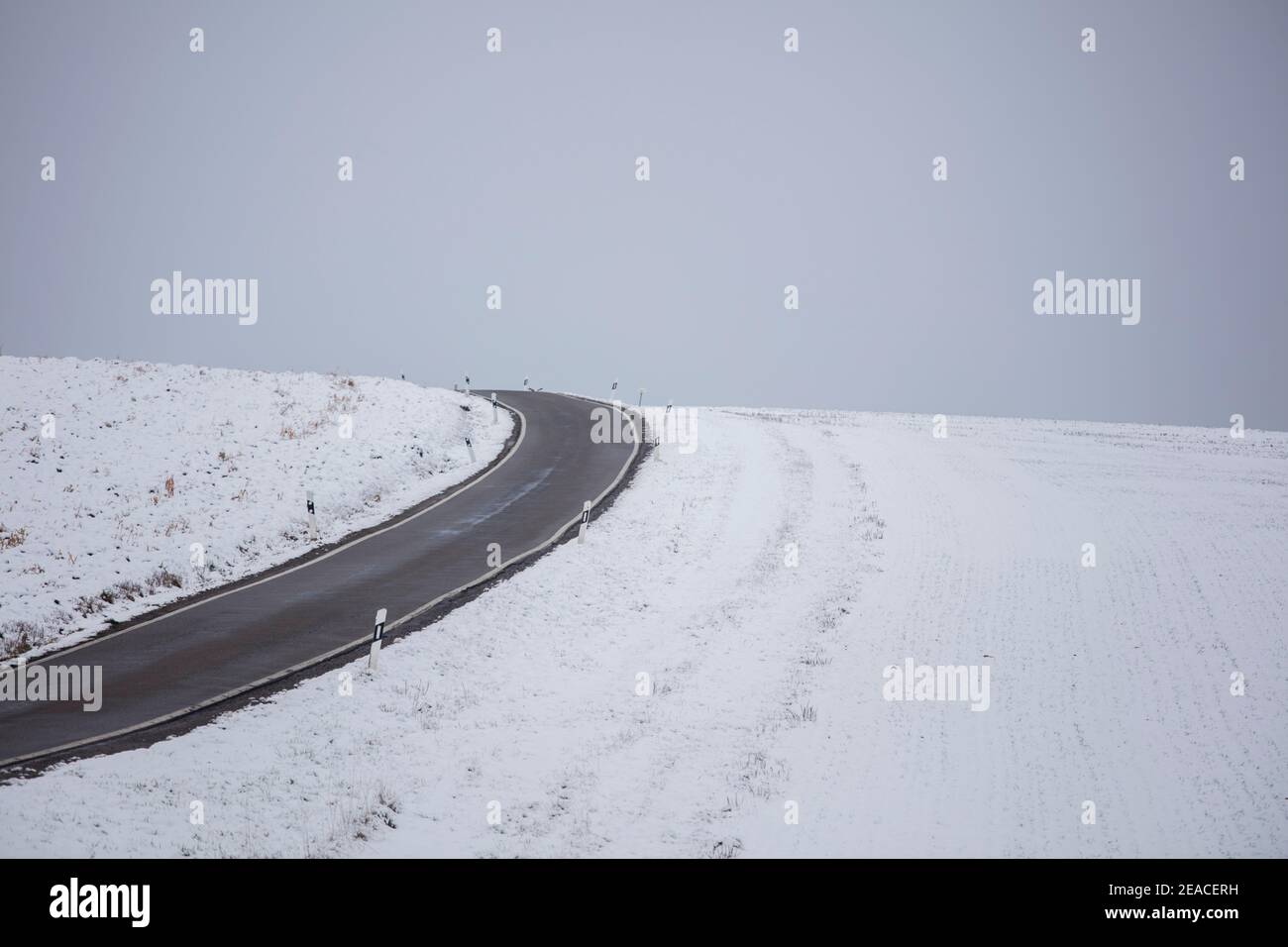 Paysage d'hiver, neige, route solitaire, courbe Banque D'Images