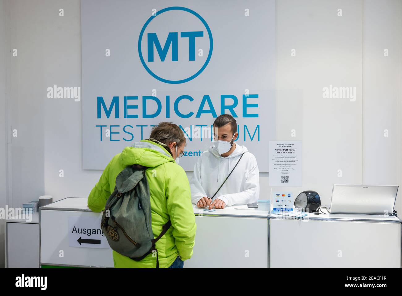 Cologne, Rhénanie-du-Nord-Westphalie, Allemagne - test rapide Covid au centre de test Medicare, consultation. Banque D'Images Cologne, Rhénanie-du-Nord-Westphalie, Allemagne - test rapide Covid au centre de test Medicare, consultation. Banque D'Images