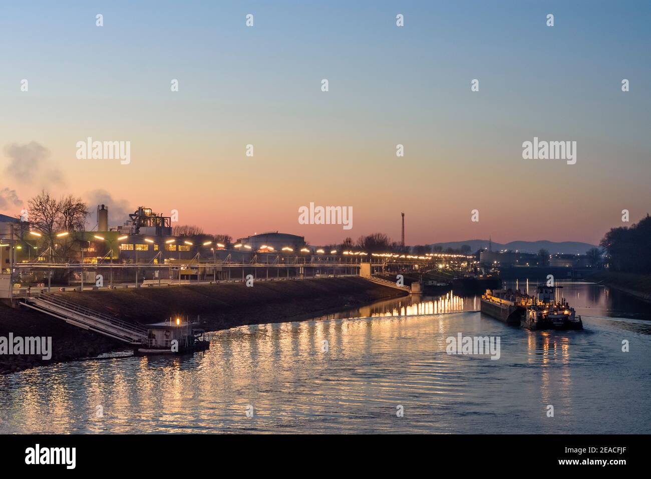 Wien / Vienne, cargo entrant dans le port Ölhafen Lobau, ferme-citerne en 22. Donaustadt, Autriche Banque D'Images