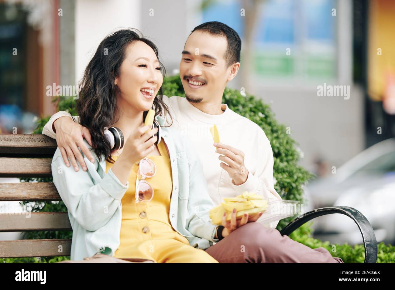 Couple mangeant de la nourriture de rue Banque D'Images