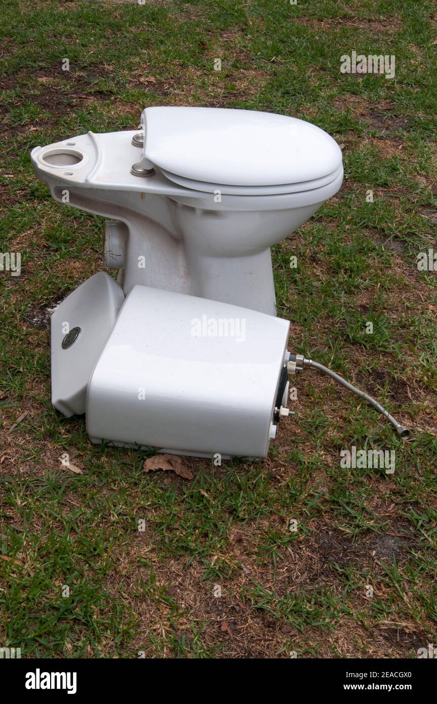 Cuvette de toilette jetée illégalement sur un trottoir dans la banlieue de Melbourne, en Australie Banque D'Images