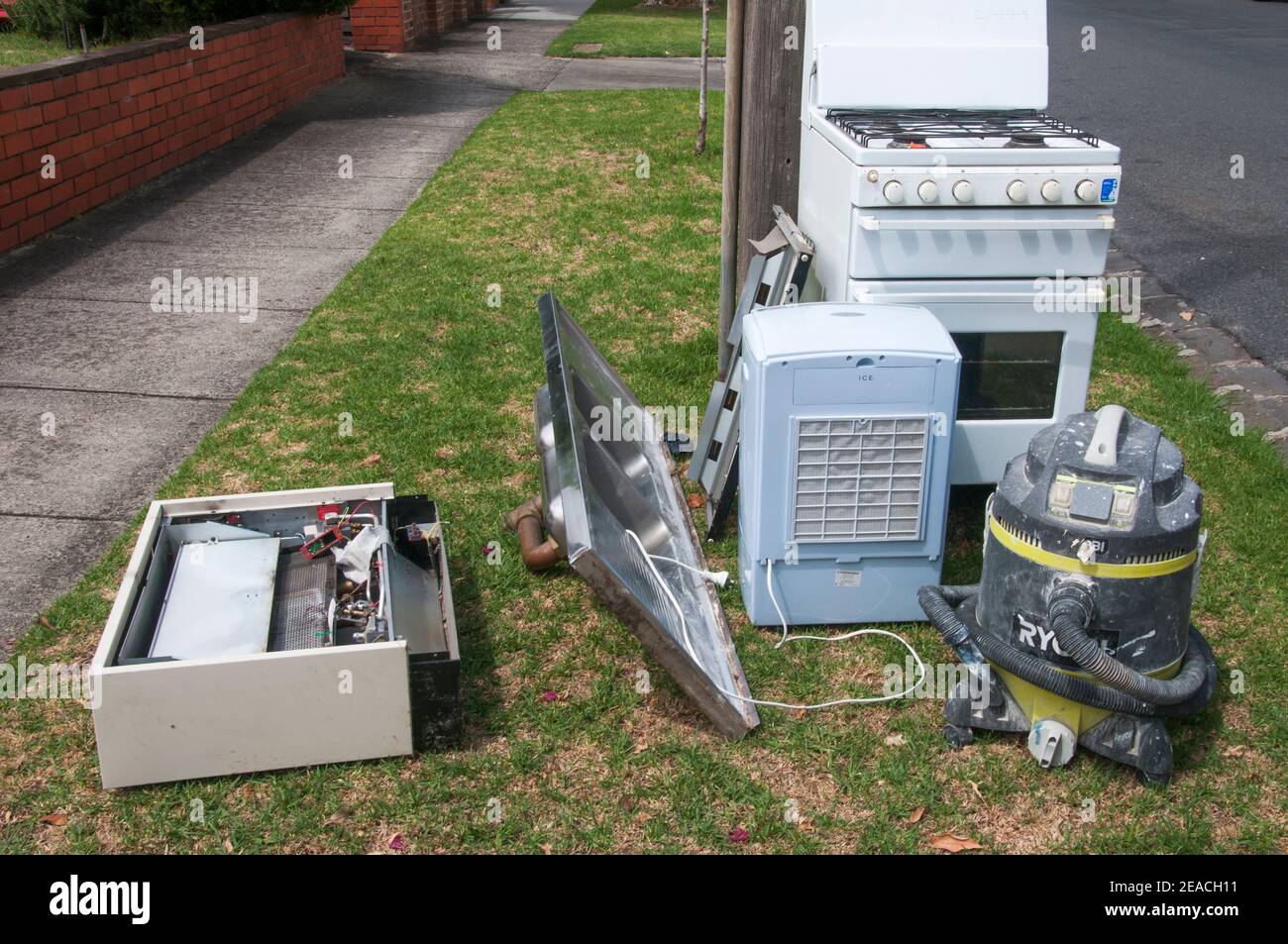 Mobilier et appareils ménagers jetés sur un trottoir dans la banlieue de Melbourne, en Australie. Banque D'Images