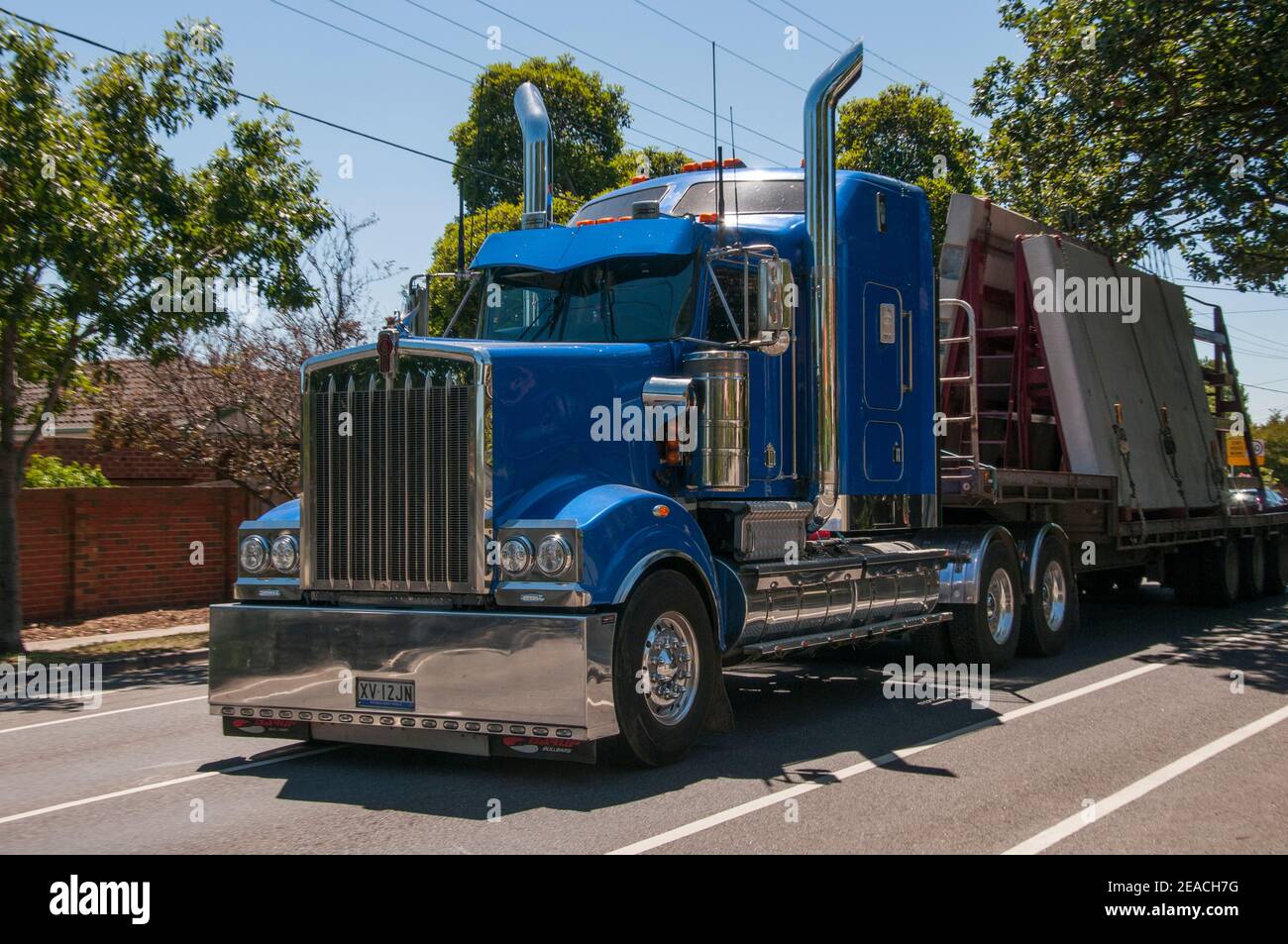 Semi-remorque Kenworth transportant des matériaux de construction lourds dans la banlieue de Melbourne, en Australie Banque D'Images