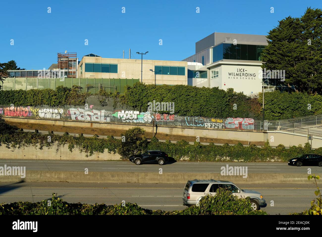 Vue extérieure sur la Freeway 280 de Lick-Wilmerding High School, une école de préparation universitaire située à San Francisco, Californie Banque D'Images