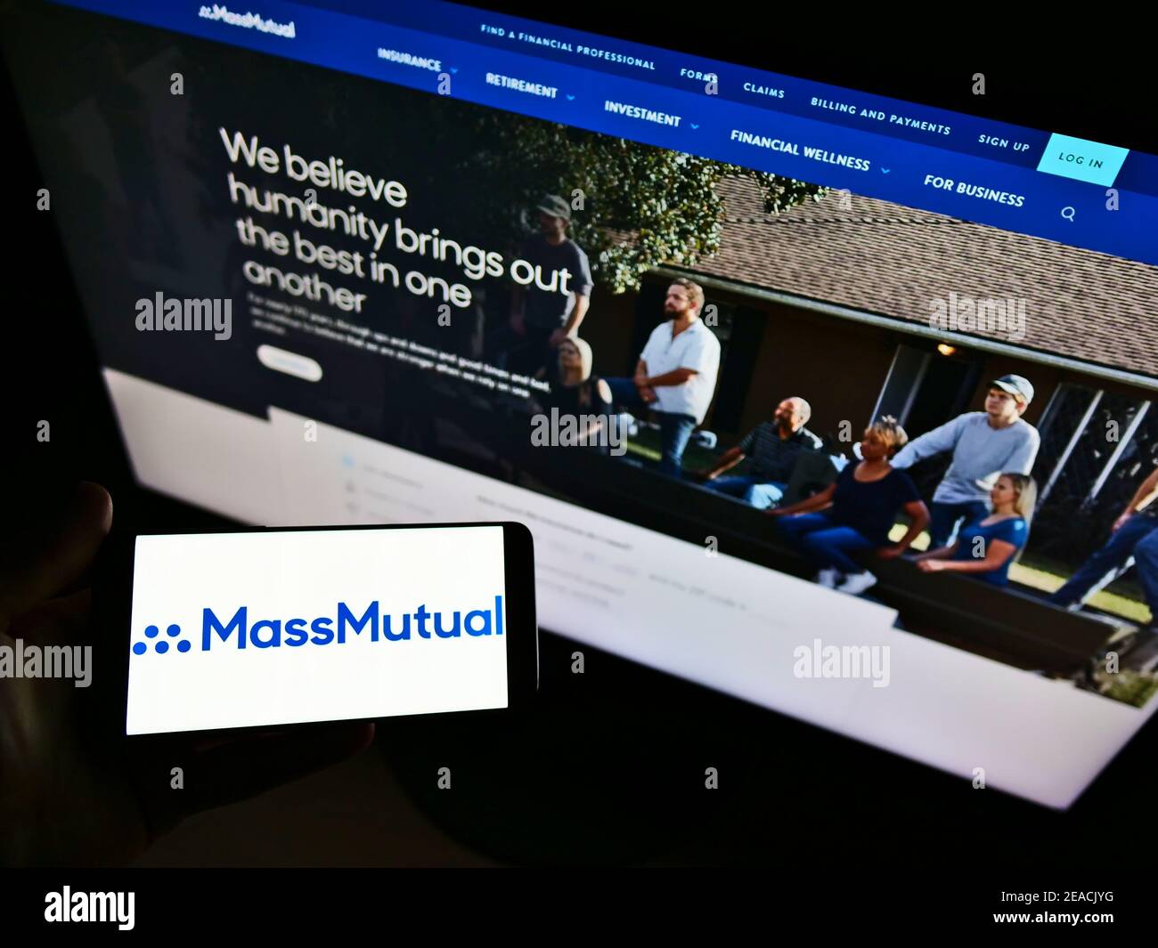 Personne tenant un smartphone avec le logo d'entreprise de la compagnie d'assurance américaine MassMutual sur l'écran devant le site Web. Mise au point sur l'affichage du téléphone. Banque D'Images