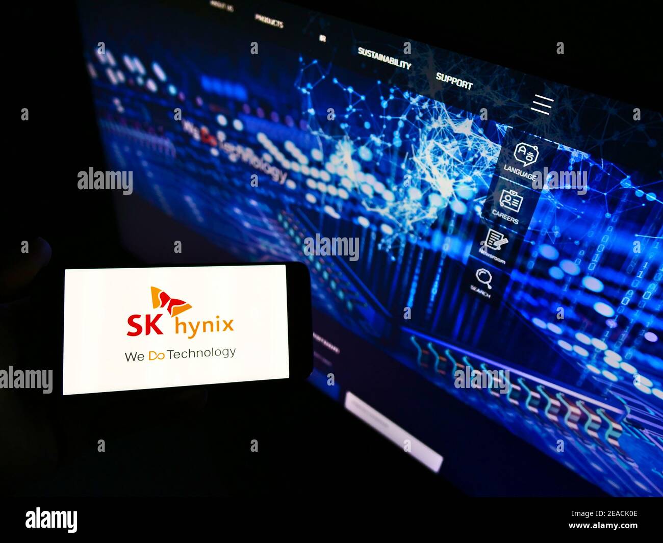 Personne tenant un smartphone avec le logo du fabricant sud-coréen de semi-conducteurs SK hynix Inc. À l'écran devant le site Web. Mise au point sur l'affichage du téléphone. Banque D'Images