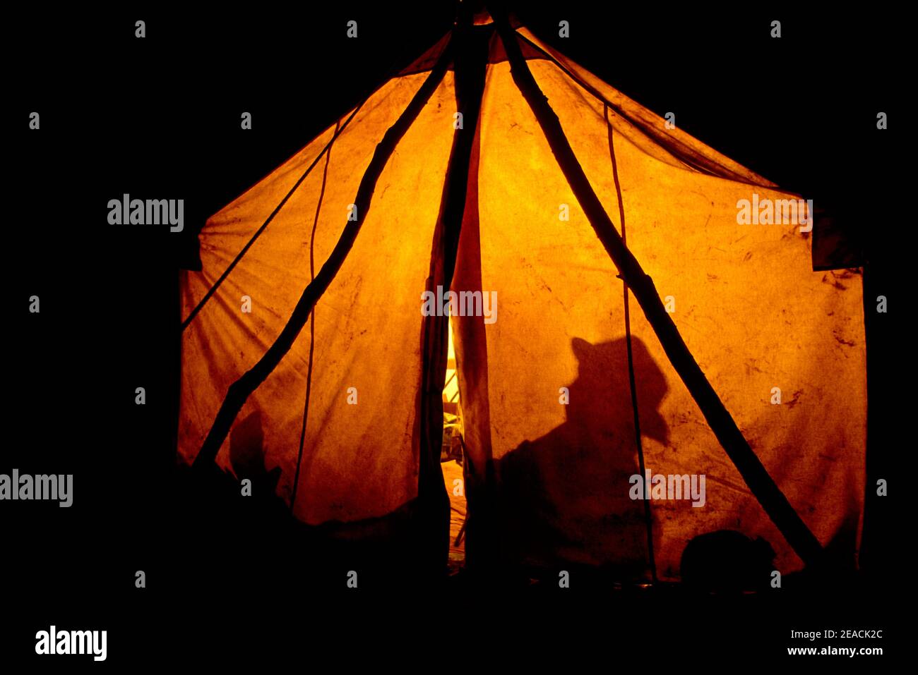 Camp de chasse; tente murale la nuit. Banque D'Images