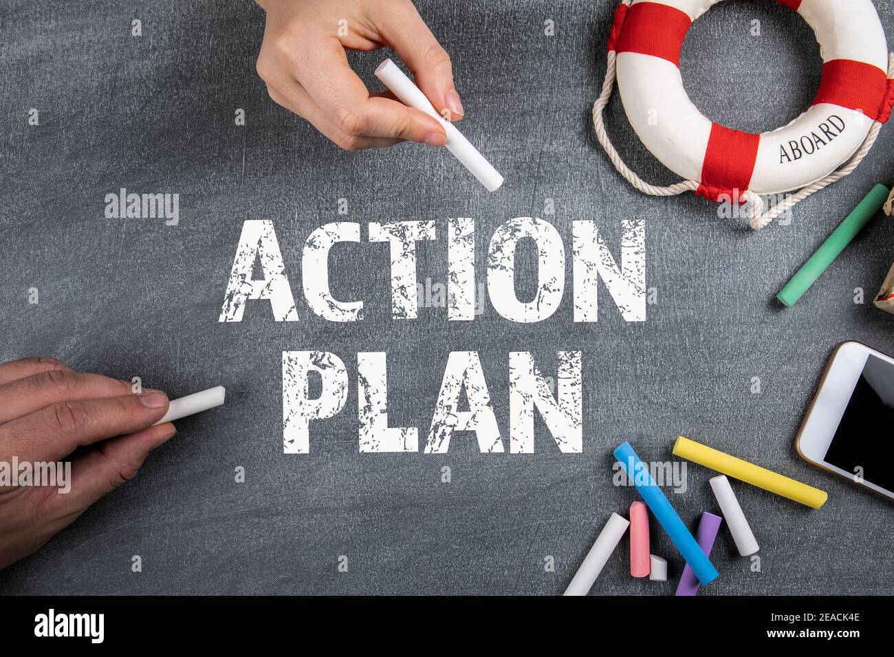 Concept de plan d'action. Craie colorée et fournitures de bureau sur un  tableau noir Photo Stock - Alamy