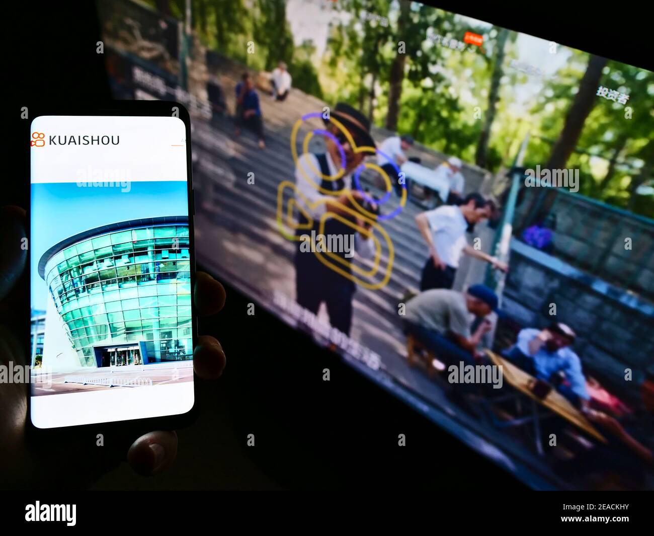 Personne tenant un smartphone avec le site Web de la société chinoise de développement d'applications de partage vidéo Kuaishou à l'écran. Concentrez-vous sur le centre de l'écran du téléphone mobile. Banque D'Images