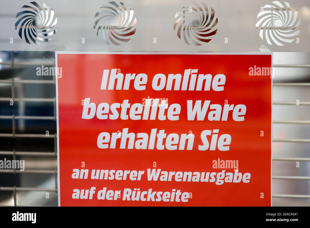 Cologne, Rhénanie-du-Nord-Westphalie, Allemagne - cliquez et collectez, la vente au détail en temps de crise corona pendant le deuxième confinement, les magasins sont fermés, mais certains offrent des stations de ramassage, les clients de MediaMarkt peuvent ramasser des marchandises commandées en ligne. Banque D'Images