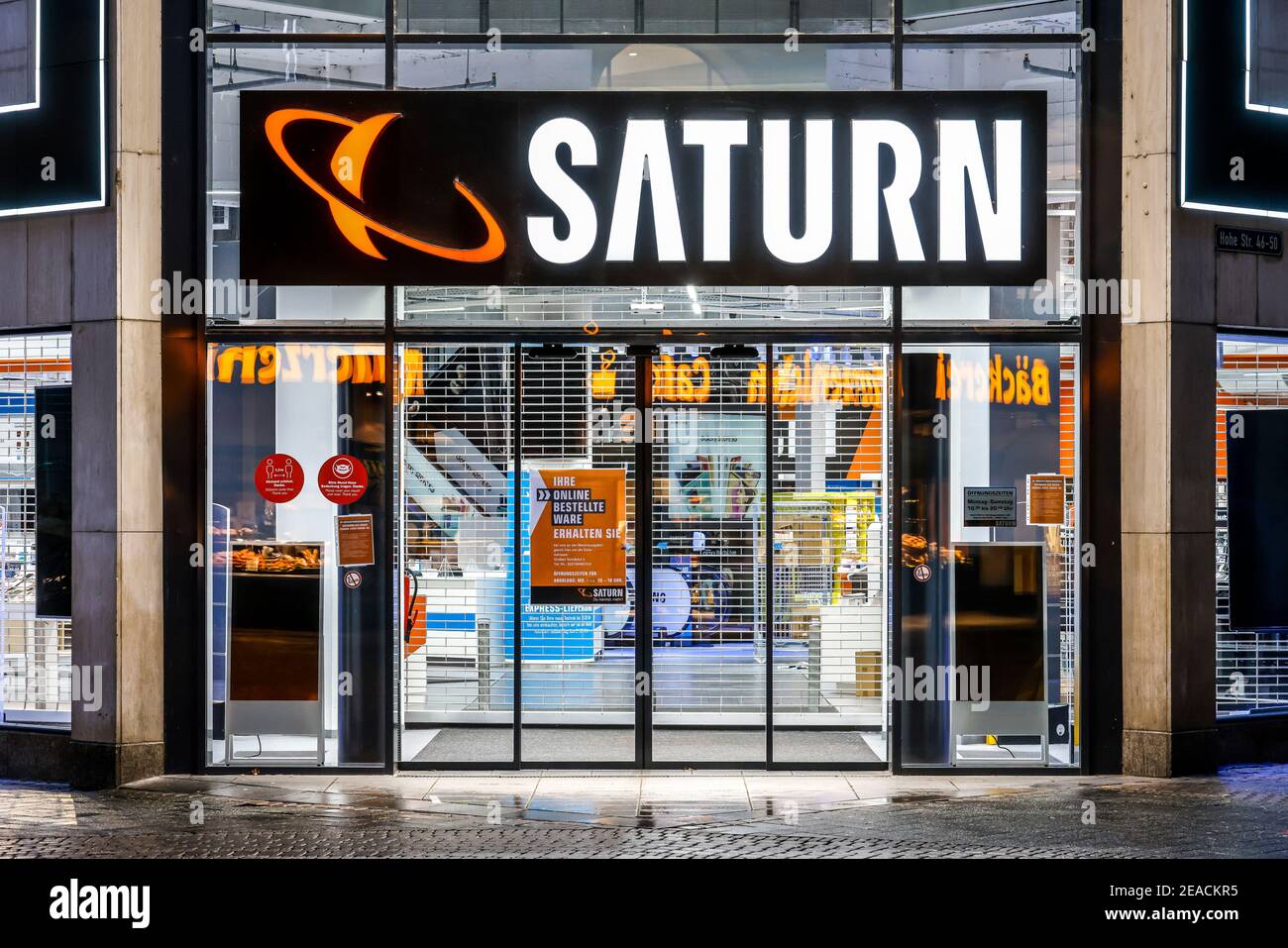 Cologne, Rhénanie-du-Nord-Westphalie, Allemagne - cliquez et collectez, commerce de détail en temps de crise corona avec le deuxième verrouillage, les magasins sont fermés, mais certains offrent des stations de ramassage, les clients de Saturn peuvent ramasser les marchandises commandées en ligne. Banque D'Images