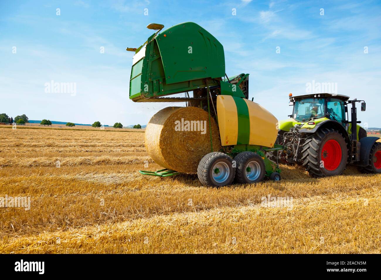 Kit de récolte avec tracteur et presse à balles rondes Banque D'Images