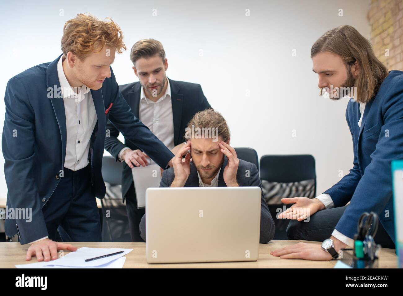 Groupe de jeunes hommes travaillant ensemble au bureau Banque D'Images