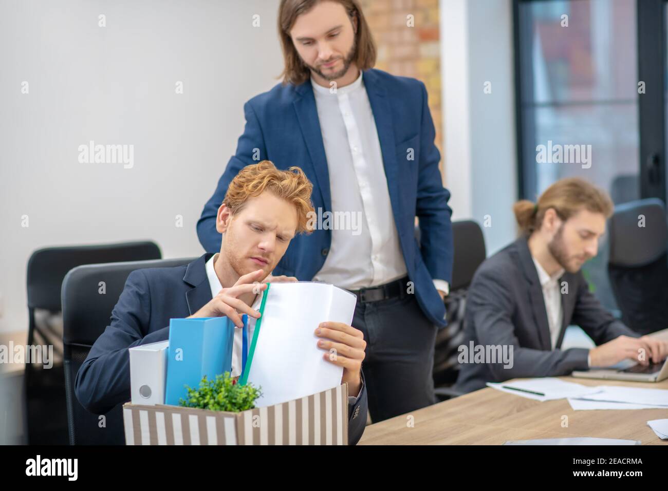 Hommes en costume formel travaillant dans le bureau Banque D'Images