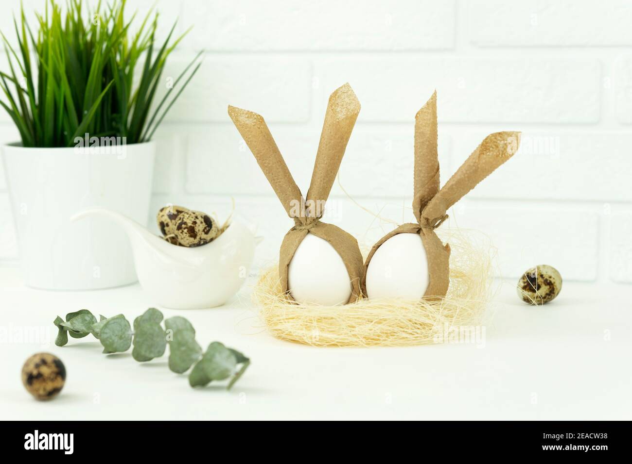 Les oeufs de Pâques drôle se trouvent dans un nid de paille comme un décoration pour des vacances heureux Banque D'Images