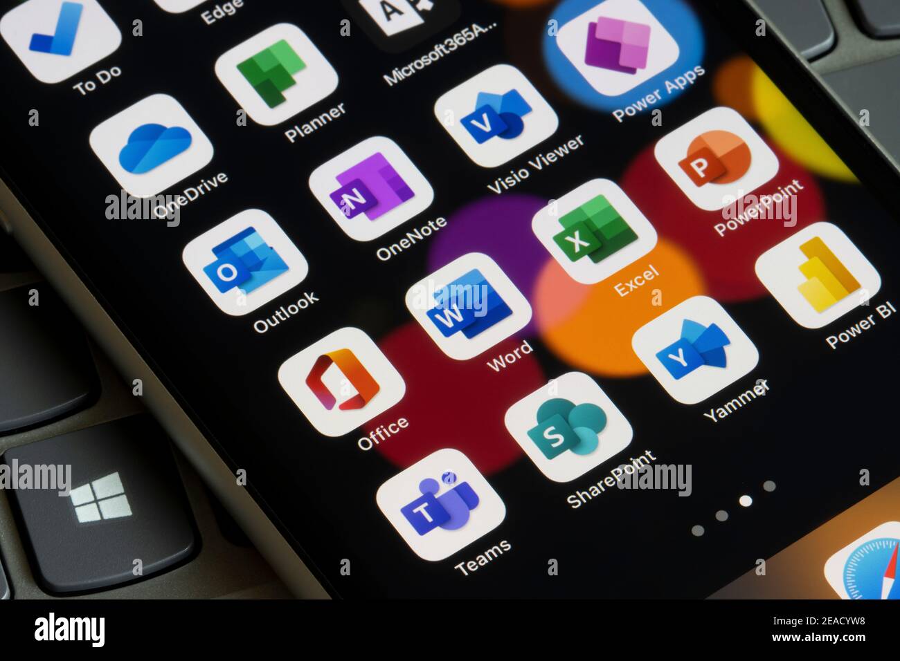 Les applications Microsoft 365 sont visibles sur un iPhone : Office, Word, Excel, PowerPoint, Outlook, OneNote, Visio Viewer, Power Apps, Teams, SharePoint, Yammer, etc Banque D'Images