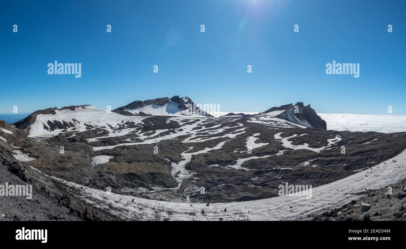 Lac du cratère du mont ruapehu en été avec de la neige légère Banque D'Images