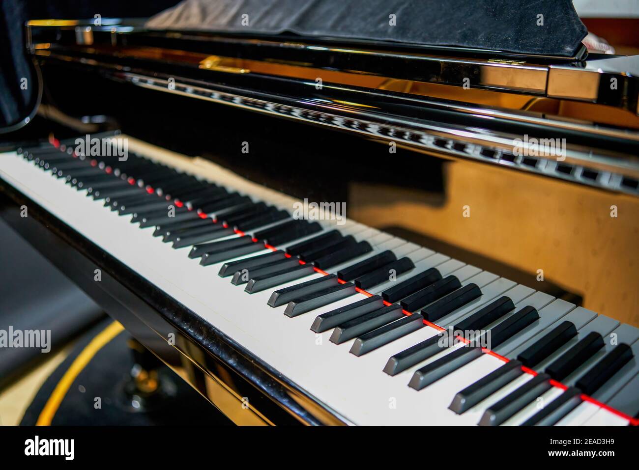 Gros plan des touches noires et blanches d'un haut grand piano Photo Stock  - Alamy