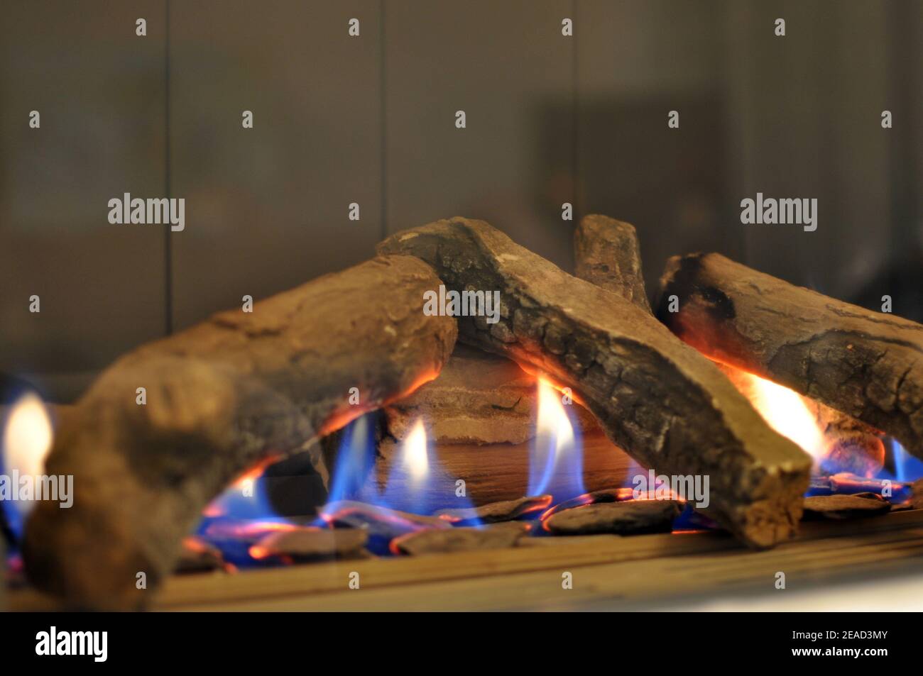 Gros plan d'une cheminée à la maison à l'intérieur avec contraste et copie du texte Banque D'Images