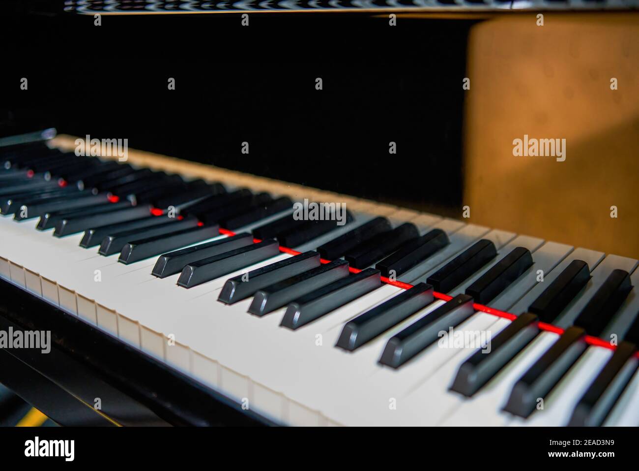 Gros plan des touches noires et blanches d'un haut grand piano Photo Stock  - Alamy