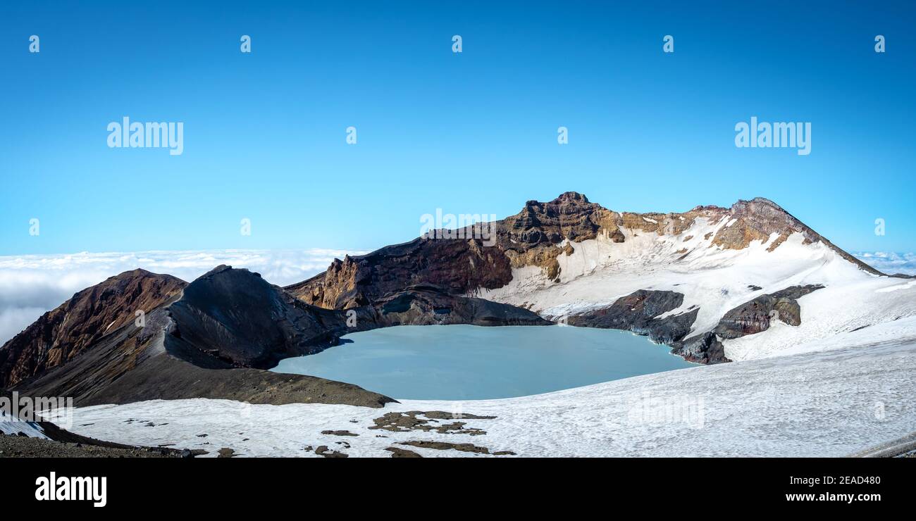 Lac du cratère du mont ruapehu en été avec de la neige légère Banque D'Images