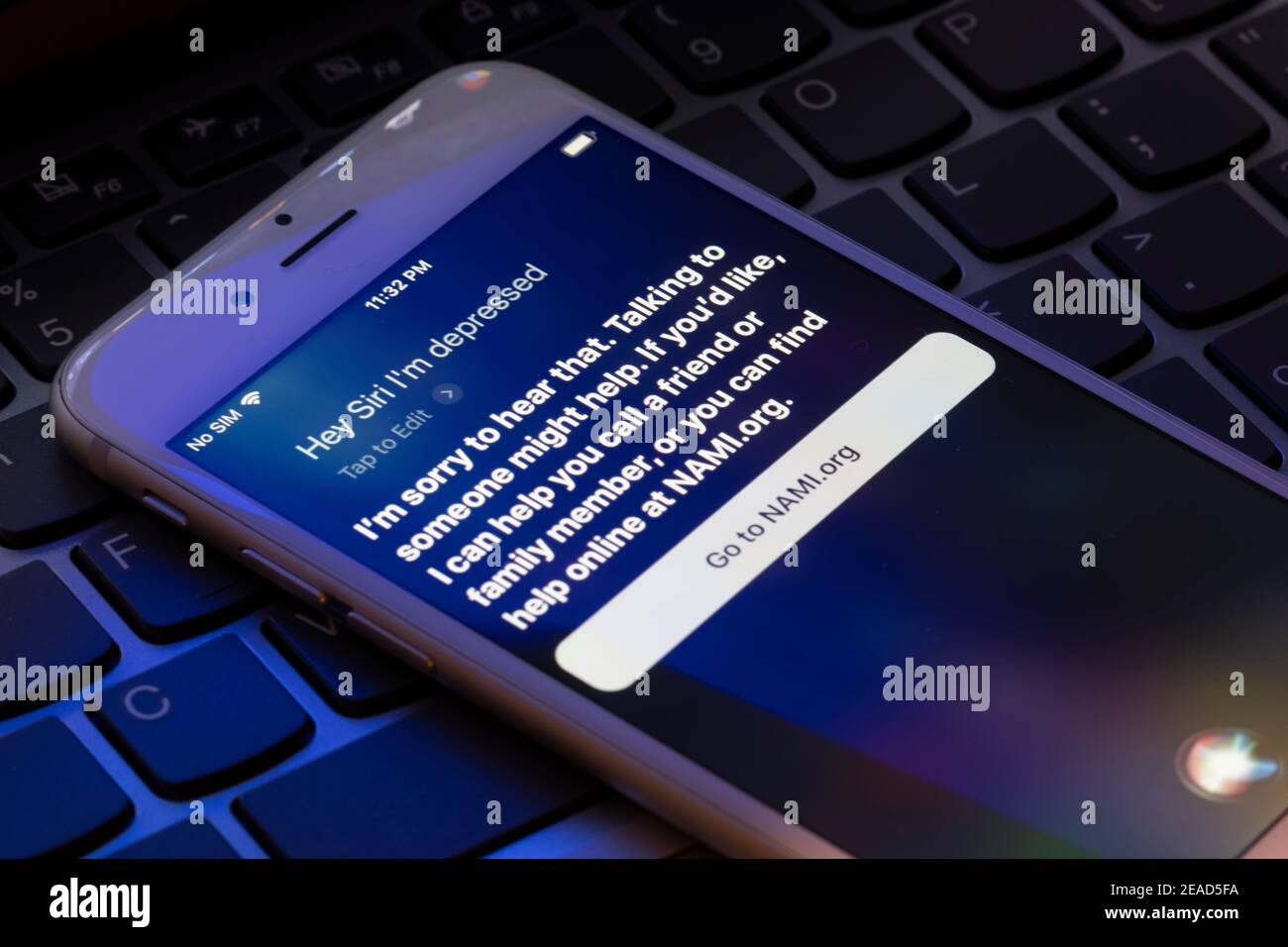 Les conversations avec Siri sont vues sur un iPhone le 8 février 2021. On estime que 19 millions d'adultes américains vivent avec une dépression majeure. Banque D'Images