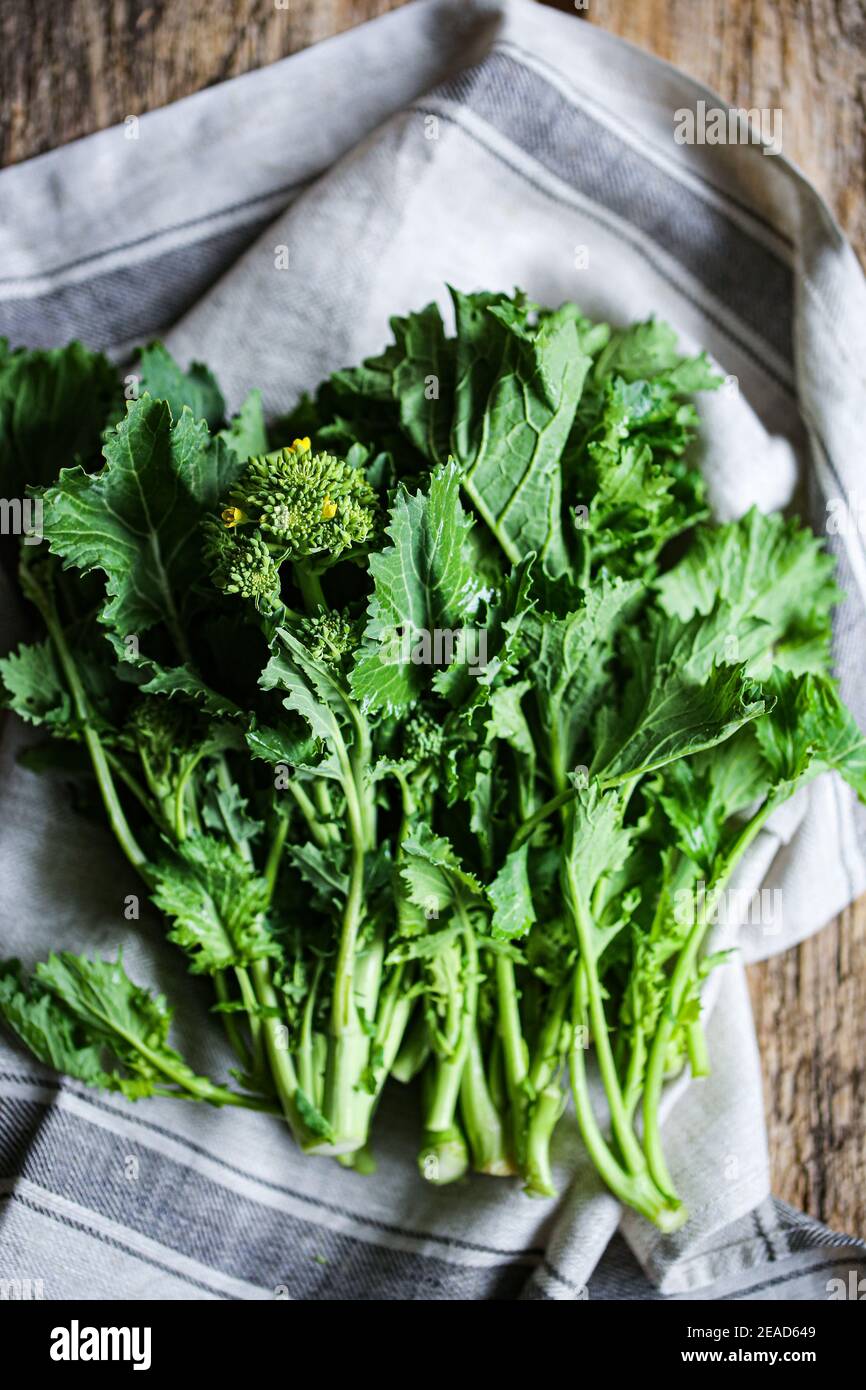 CIME di rapa - légumes frais de navet Banque D'Images