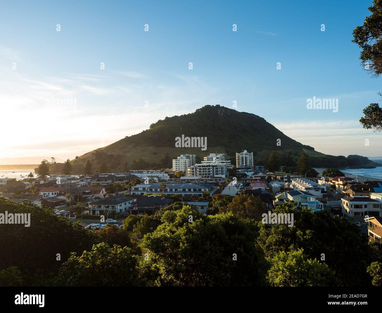 Mont Maunganui mauoa au coucher du soleil depuis la baie pilote et le mont drury tauranga Banque D'Images