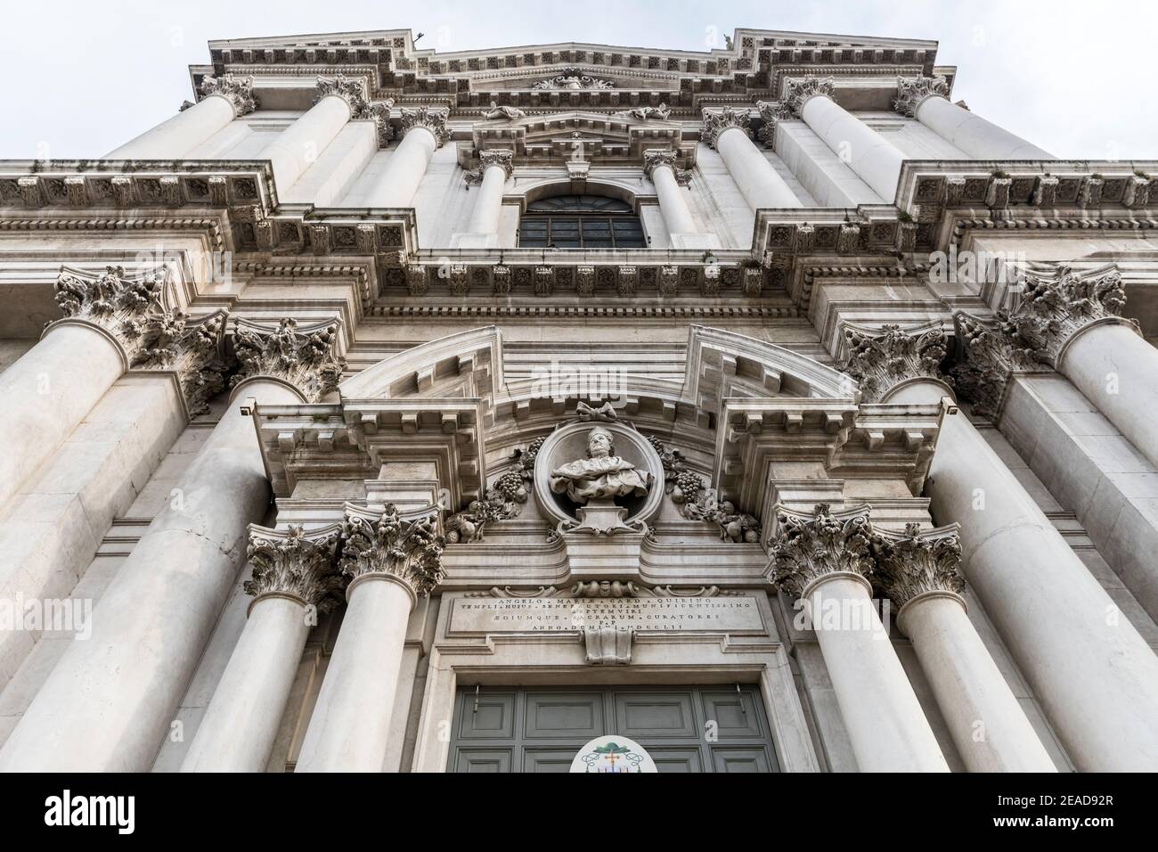 Détail de la magnifique décoration en marbre baroque sur la nouvelle façade de Minster, photographiée le jour d'hiver à Brescia, Lombardie, Italie Banque D'Images