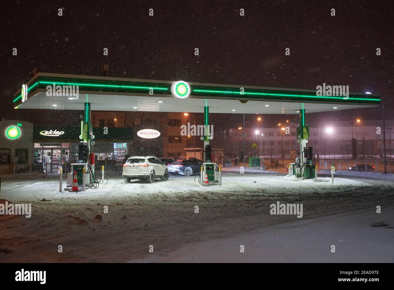 Gdansk, Pologne 8 février 20201 UNE station-service BP British Petroleum en période de fortes chutes de neige est vue à Gdansk, Pologne le 8 février 2021 les prévisionnistes météorologiques prévoient que les températures chuteront jusqu'à –25 degrés Celsius, et cette aura arctique durera jusqu'à la fin du mois de février. Des vents forts et de fortes chutes de neige provoeront des blizzards. Jusqu'à un demi-mètre de neige tombera. Credit: Vadim Pacajev/Alay Live News Banque D'Images