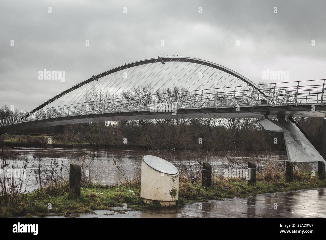 Pont du millénaire traversant l'Ouse de la rivière à Rowntree Park à York, North Yorkshire, Angleterre, Royaume-Uni. Banque D'Images