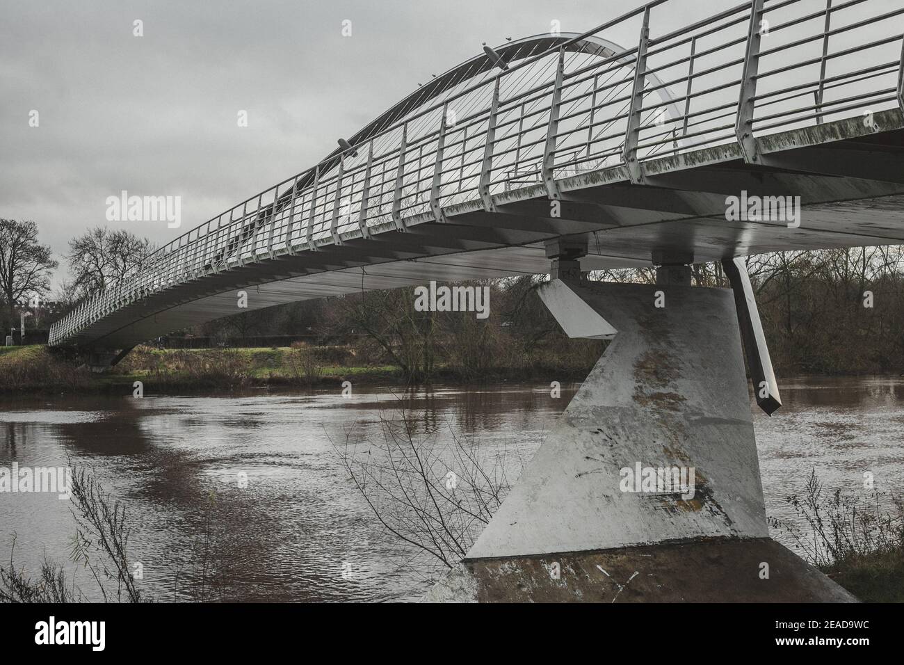 Pont du millénaire traversant l'Ouse de la rivière à Rowntree Park à York, North Yorkshire, Angleterre, Royaume-Uni. Banque D'Images