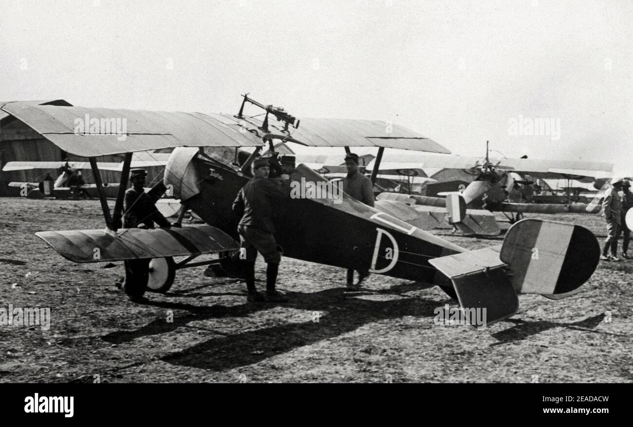 Nieuport 16 avec une mitrailleuse Lewis à Lemmes en juin 1916 (récolte). Banque D'Images