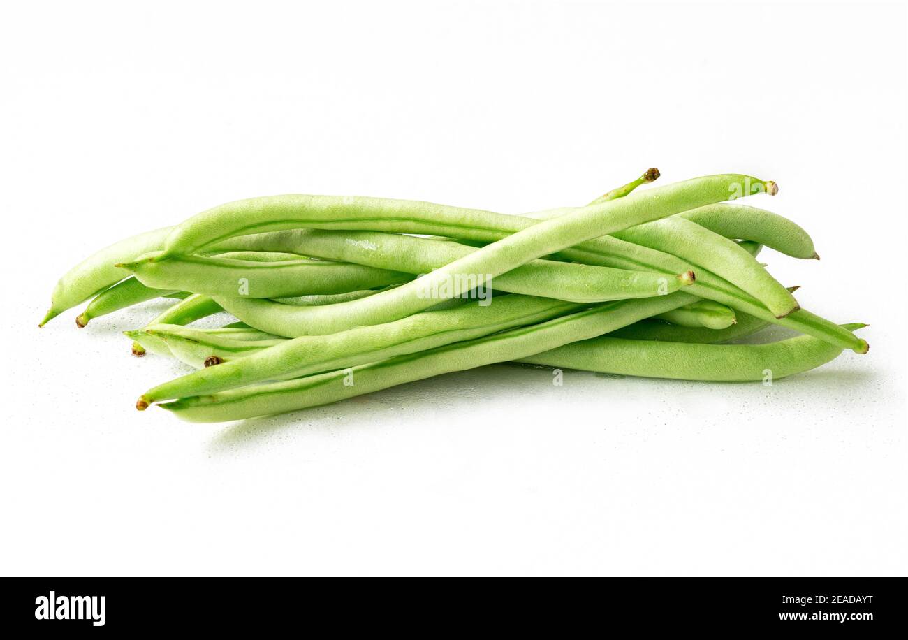 Petite pile de haricots verts sur fond blanc, gros plan sur des haricots organiques. Banque D'Images