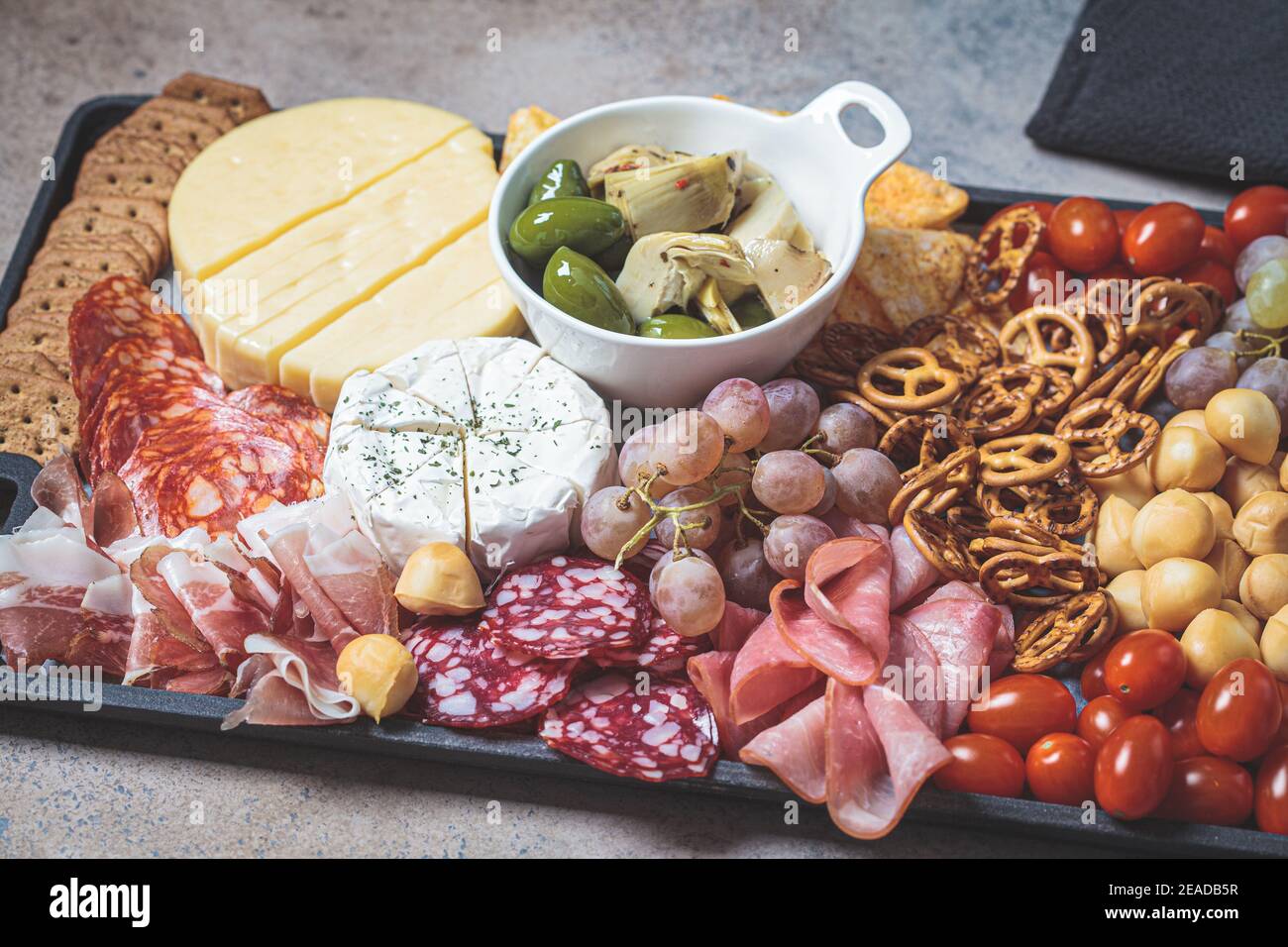 Assiette de charcuterie et fromage. Plateau de hors-d'œuvre avec  assortiment de viandes, fromages, fruits, olives et crackers Photo Stock -  Alamy